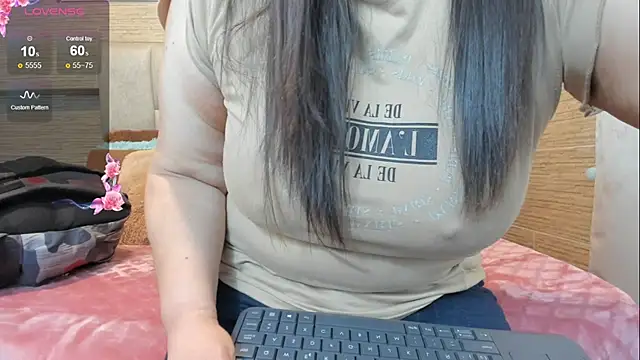 Snapshot of hott_mature chatting on 07/11/26, 12:05 hott mature online show from 07/11/26, 12:05