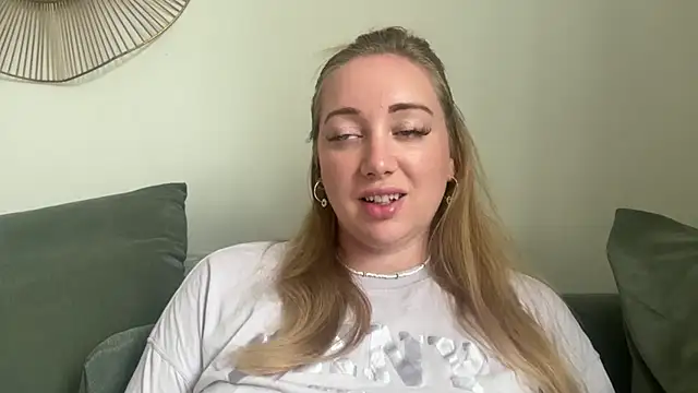 Snapshot of arielsweetieee chatting on 07/15/26, 08:43 arielsweetieee online show from 07/15/26, 08:43