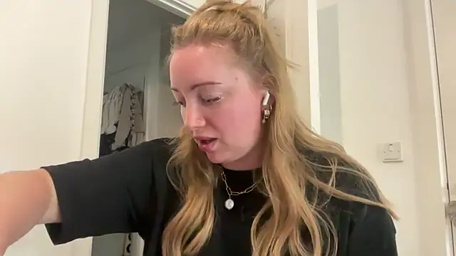 Snapshot of arielsweetieee chatting on 06/10/26, 02:18 arielsweetieee online show from 06/10/26, 02:18