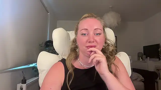 Snapshot of arielsweetieee chatting on 06/03/26, 03:50 arielsweetieee online show from 06/03/26, 03:50