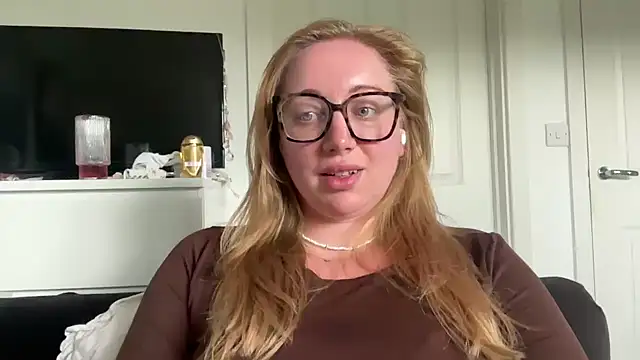 Snapshot of arielsweetieee chatting on 06/08/26, 03:56 arielsweetieee online show from 06/08/26, 03:56