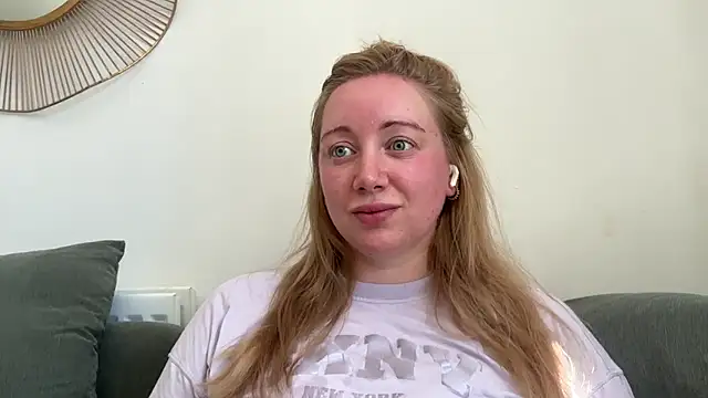 Snapshot of arielsweetieee chatting on 06/18/26, 09:36 arielsweetieee online show from 06/18/26, 09:36