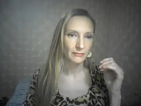 Snapshot of LunaBelle8 chatting on 04/19/26, 06:10 LunaBelle8 online show from 04/19/26, 06:10