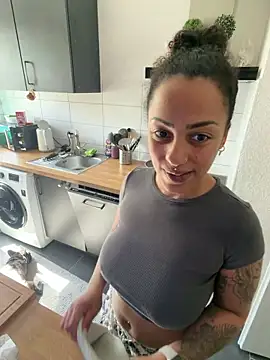 SweetPetiteNoir online show from 04/19/26, 09:10