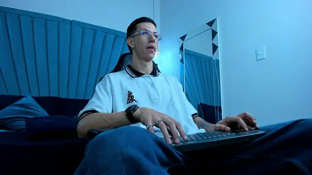 Snapshot of OliverThompsonJS chatting on 06/13/26, 03:37 OliverThompsonJS online show from 06/13/26, 03:37