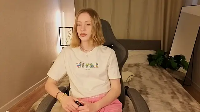 EvaHamilton online show from 05/27/26, 01:57