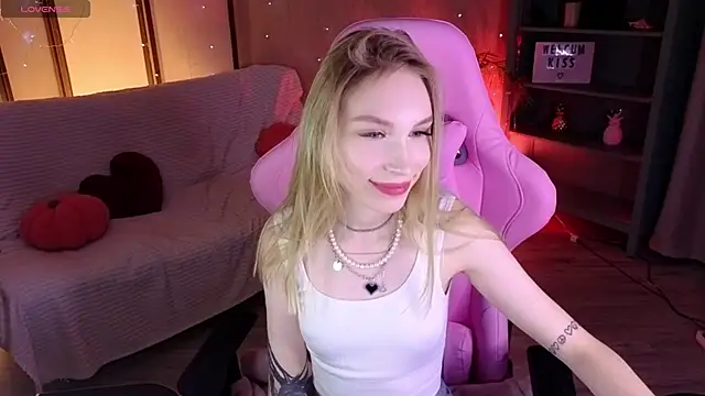 Snapshot of MilaDuales chatting on 04/22/26, 12:06 MilaDuales online show from 04/22/26, 12:06