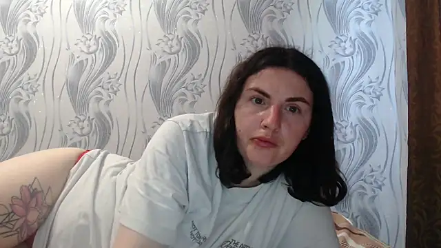 Snapshot of AlinaxJames chatting on 06/16/26, 02:17 AlinaxJames online show from 06/16/26, 02:17