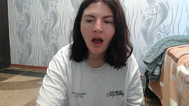 Snapshot of AlinaxJames chatting on 06/03/26, 11:00 AlinaxJames online show from 06/03/26, 11:00