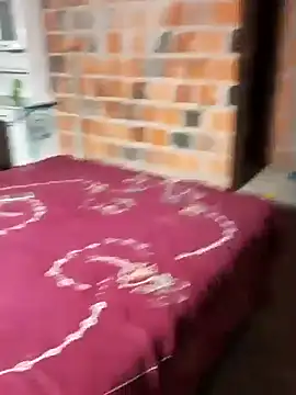  - - -larissa - - - online show from 04/17/26, 10:34