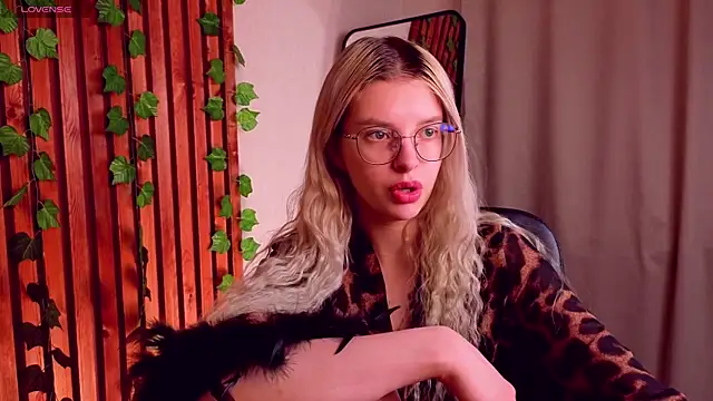 TiffyPeachy online show from 04/21/26, 10:55