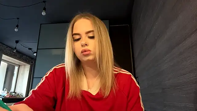 MiaLiluna online show from 04/18/26, 09:11