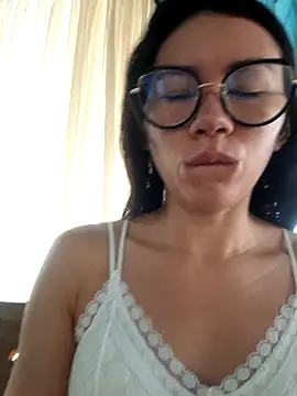 Snapshot of YelenaVergara chatting on 05/19/26, 11:28 YelenaVergara online show from 05/19/26, 11:28