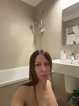 Mira Luna online show from 05/06/26, 05:00