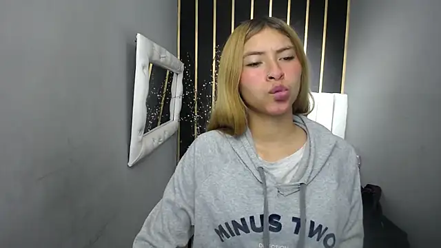 Snapshot of nancy_blonde chatting on 06/17/26, 12:48 nancy blonde online show from 06/17/26, 12:48