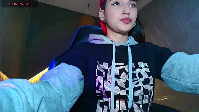 Moon Red r online show from 07/11/26, 12:49