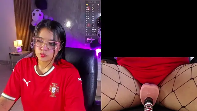 Snapshot of LuciaReid chatting on 06/19/26, 02:01 LuciaReid online show from 06/19/26, 02:01