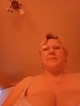 Snapshot of I_amVeronicle chatting on 06/18/26, 12:32 I amVeronicle online show from 06/18/26, 12:32
