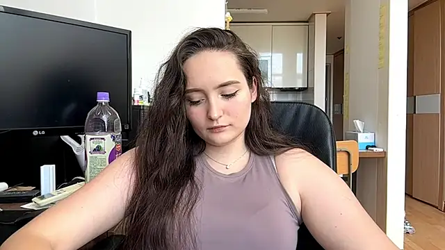 Emilly Cart online show from 05/10/26, 02:37