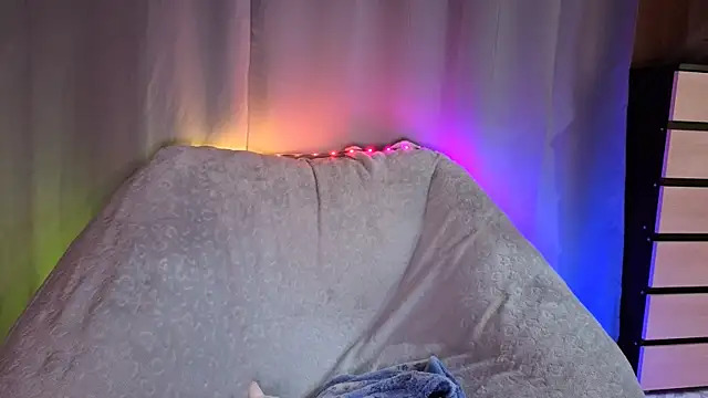 Snapshot of SunlitDeslre chatting on 05/17/26, 10:10 SunlitDeslre online show from 05/17/26, 10:10