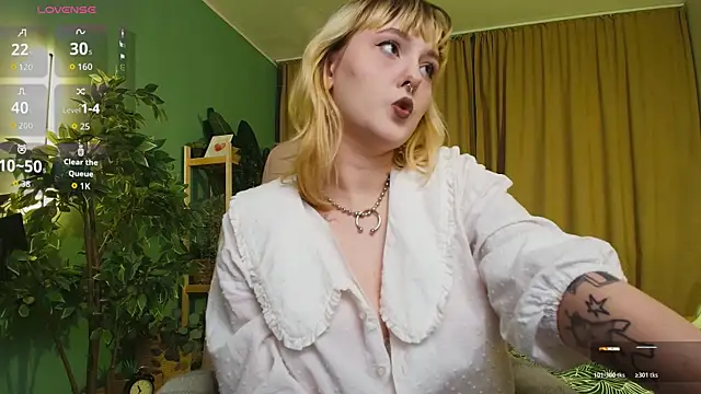 Snapshot of Emma_Thomps chatting on 05/22/26, 02:04 Emma Thomps online show from 05/22/26, 02:04