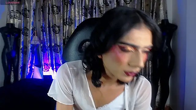 Hecate doll online show from 07/12/26, 11:05