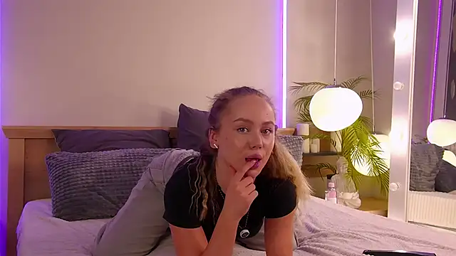Emi Sterling online show from 04/22/26, 11:06
