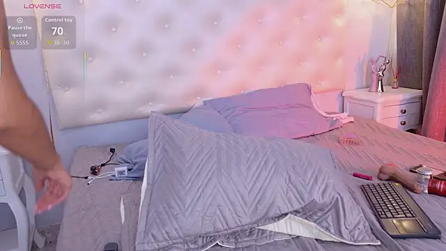 ninaavelvett online show from 04/24/26, 12:29