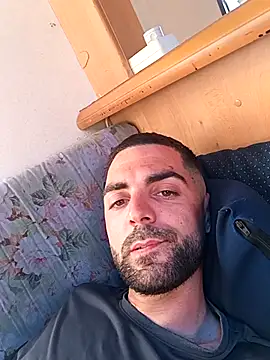 Snapshot of alieno_napoletano chatting on 05/06/26, 02:10 alieno napoletano online show from 05/06/26, 02:10