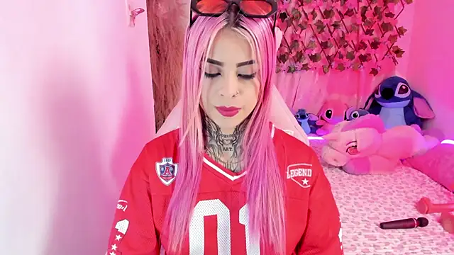Snapshot of Megan_Robertss chatting on 07/19/26, 04:10 Megan Robertss online show from 07/19/26, 04:10