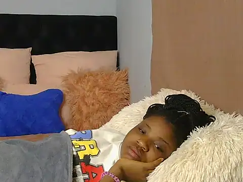 julianaa19 online show from 05/07/26, 01:43