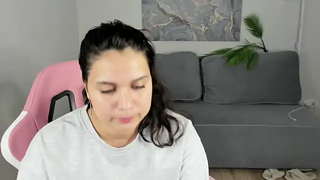 Vivien Ross online show from 05/18/26, 04:12