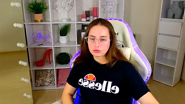 NadinnL online show from 05/21/26, 06:44