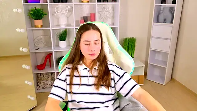 NadinnL online show from 04/26/26, 07:38