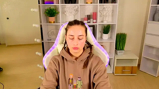 NadinnL online show from 05/17/26, 06:57