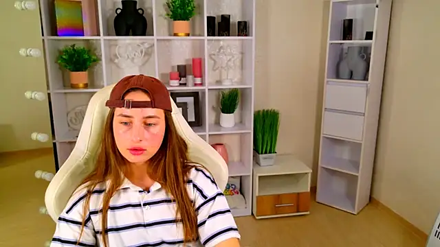 NadinnL online show from 05/24/26, 06:46