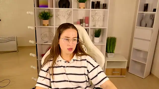 NadinnL online show from 05/26/26, 06:55