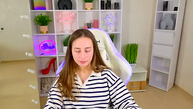 NadinnL online show from 04/28/26, 06:40