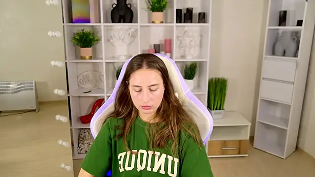 NadinnL online show from 06/04/26, 06:40