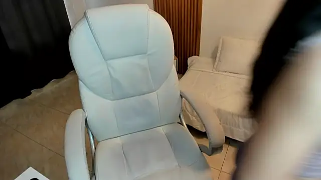 Snapshot of luniksa chatting on 05/29/26, 11:49 luniksa online show from 05/29/26, 11:49