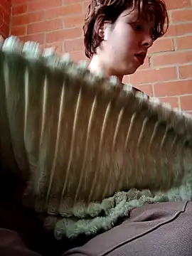 yiuu22222 online show from 04/22/26, 08:26