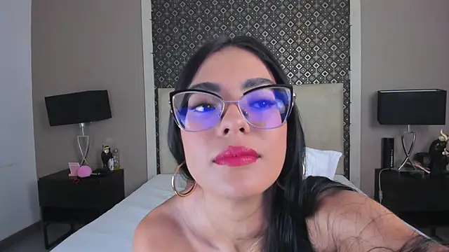 Larissa Luna online show from 05/28/26, 12:44
