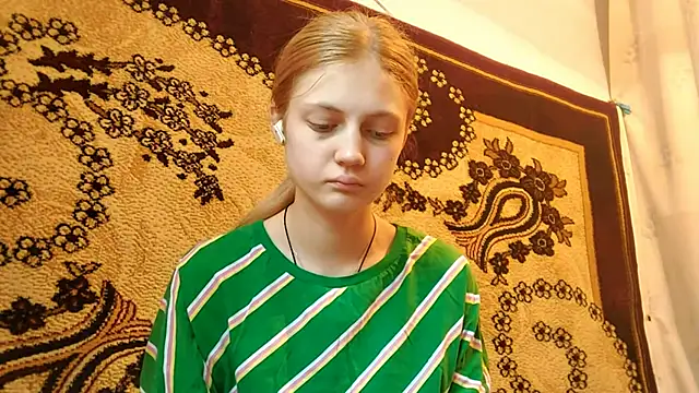 Snapshot of LunaLaday chatting on 06/04/26, 02:49 LunaLaday online show from 06/04/26, 02:49