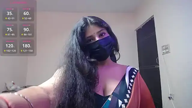 Snapshot of -Queenie chatting on 06/11/26, 07:33 -Queenie online show from 06/11/26, 07:33
