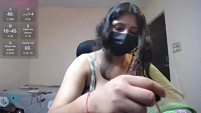 Snapshot of -Queenie chatting on 05/17/26, 08:31 -Queenie online show from 05/17/26, 08:31