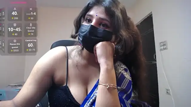 Snapshot of -Queenie chatting on 05/16/26, 07:24 -Queenie online show from 05/16/26, 07:24