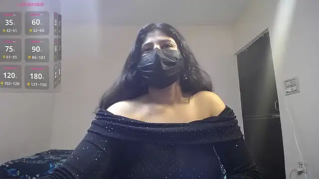 Snapshot of -Queenie chatting on 05/09/26, 06:33 -Queenie online show from 05/09/26, 06:33