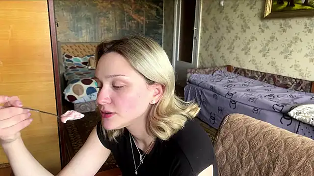 Snapshot of AlisiaStreitmatter chatting on 05/18/26, 11:04 AlisiaStreitmatter online show from 05/18/26, 11:04