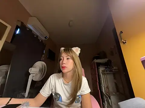 Snapshot of sweet_glam chatting on 05/17/26, 02:33 sweet glam online show from 05/17/26, 02:33