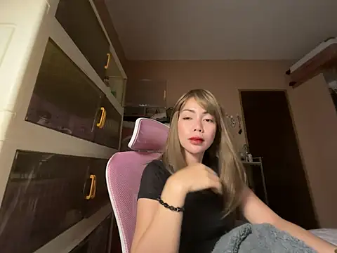 Snapshot of sweet_glam chatting on 07/01/26, 01:00 sweet glam online show from 07/01/26, 01:00